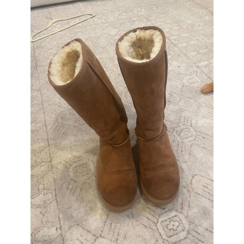 UGG Boots in Chestnut, size 8